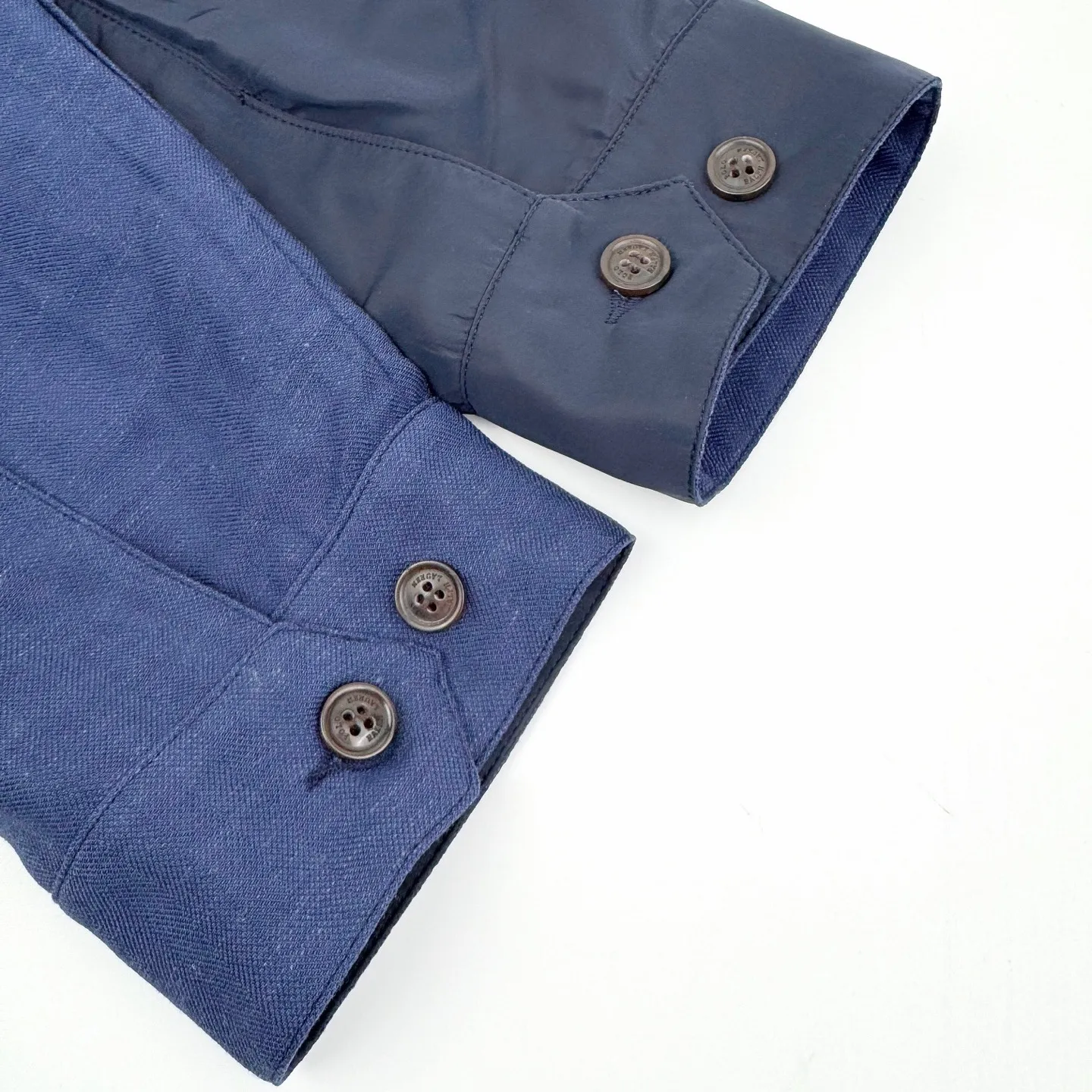 🅿️620 Ralph Lauren pony embroidered reversible jacket (blue). Original purchase and development for RMB 3,990. The fabric is made of custom matte moire taffeta and twill jacquard brocade. Light and tough, smooth drape, comfortable and close to the skin. Quiet dark blue. Elegant style. Twins in one suit. Unlimited style. One side is decorated with twill jacquard brocade. It has its own retro filter, like an old-school gentleman's pocket watch gear. The other side is made of matte moiré taffeta, which brings a sense of relaxed breathing. It has a casual gene and is embellished with exquisite pony logo. It is highly recognizable. The classic stand-up collar is closed with three hidden button tabs. Simplicity controls complexity. The design philosophy hidden in the details. Double-sided style. Hidden old money and slack in one garment. Imported machine embroidery technology is used. Advanced computer control system and sophisticated mechanical components are used to realize the iconic pony embroidery operation with high precision. The lines are smooth and delicate: the template machine opens the bag. The preset template guides the position, shape and size of the bag. The accuracy ensures the quality of the bag opening effect. Ergonomic three-dimensional cutting returns to traditional craftsmanship through segmentation, folding, shrinking and stretching. The so-called slow work and fine work are respect for the material. The pursuit of feel. Complex and tedious workmanship. Slow aging. High loss. The fabrics have been washed. Better hand feel and texture. Not easy to deform and not easy to shrink. Not easy to fade and maintain long-lasting beauty. Size:S-M-L-XL